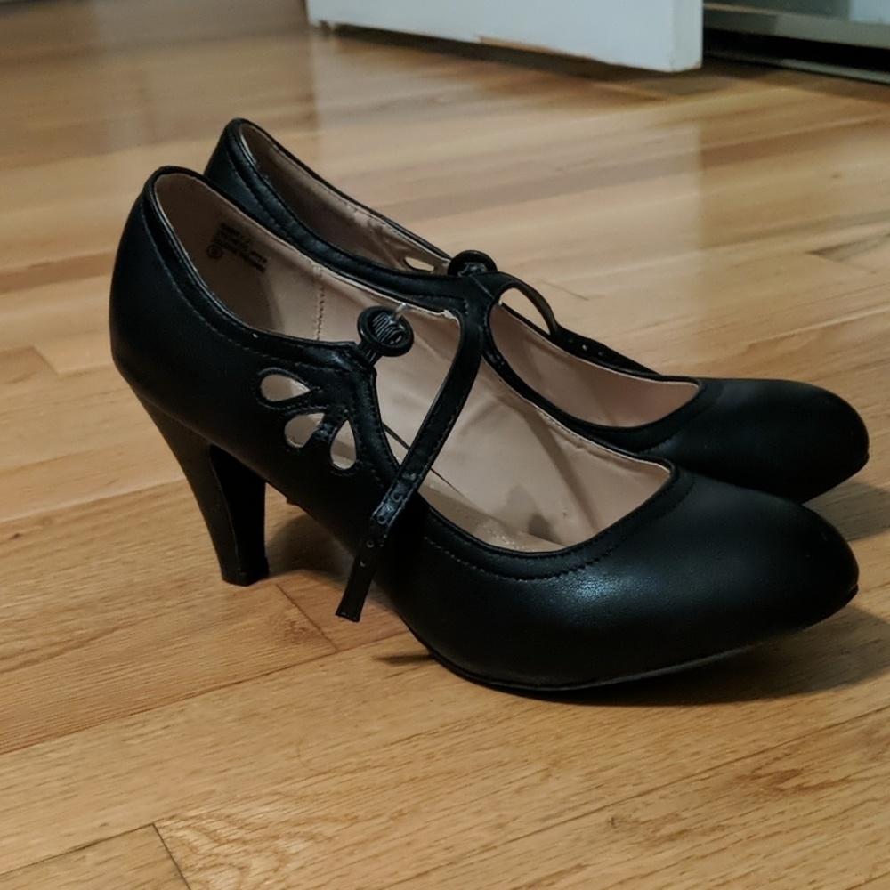 Black Mary Jane Pumps Chase + Chloe Size 9